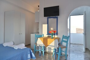 Studio, Sea View | Soundproofing, iron/ironing board, free cribs/infant beds, free WiFi