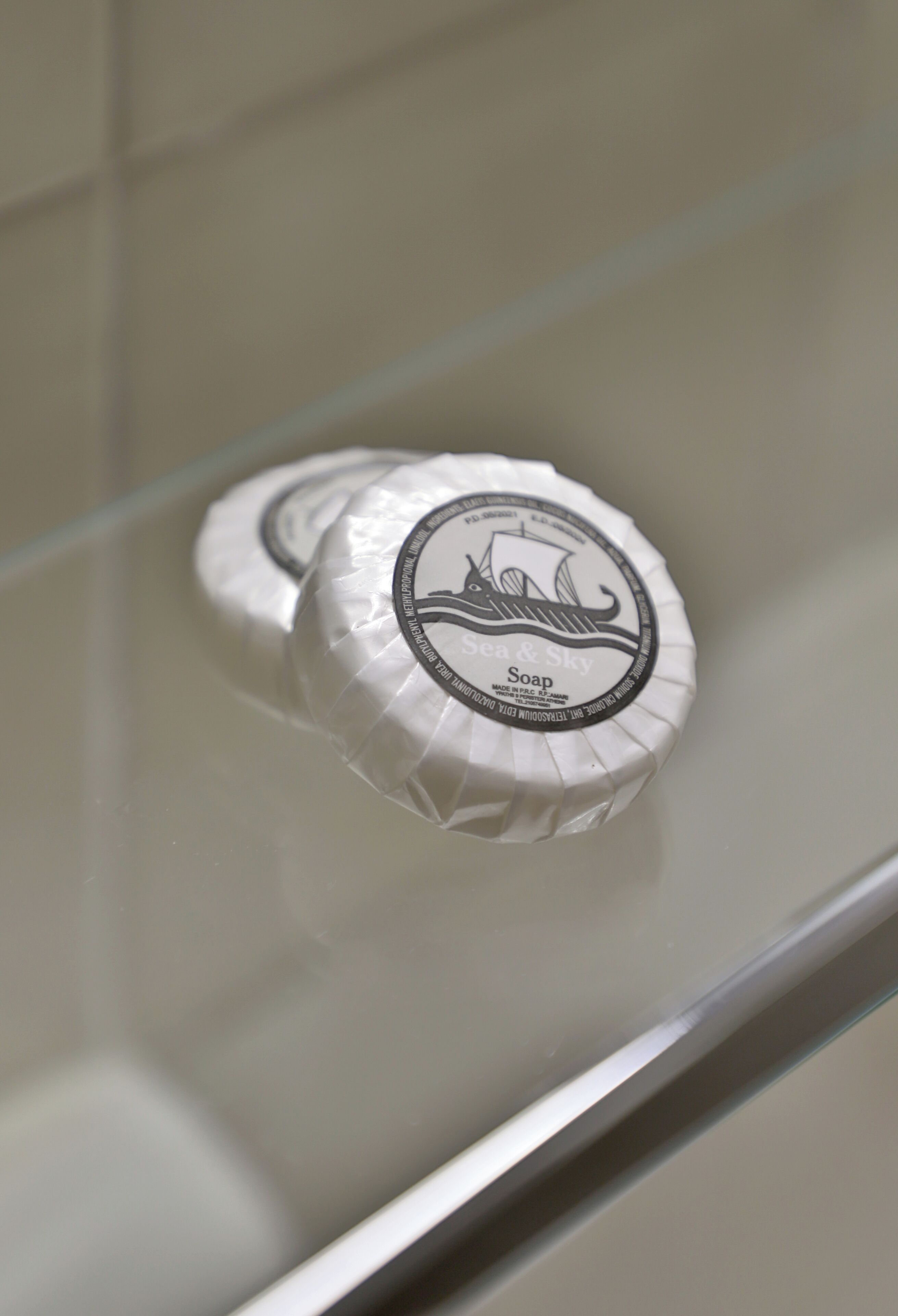 Una pastilla de jabón con un diseño náutico sobre una encimera de baño.
