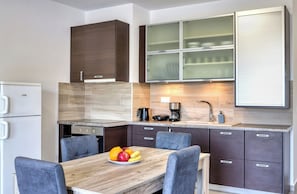 Two Bedroom Apartment Bay View | Cocina privada | Frigorífico, placa de cocina, cafetera o tetera y hervidor eléctrico