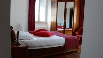 Tabla de planchar con plancha, wifi gratis y ropa de cama