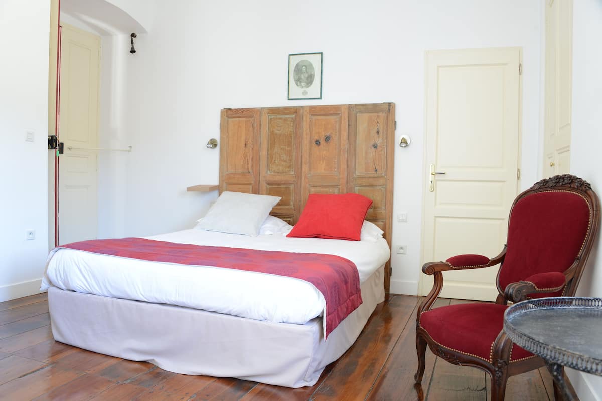 Kamer (Arrighi de Casanova) | Een strijkplank/strijkijzer, gratis wifi, beddengoed
