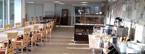 Café da manhã com buffet grátis todos os dias
