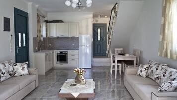 Family Duplex | Private kitchen | Full-sized fridge, oven, stovetop, coffee/tea maker