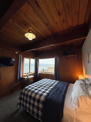 Free WiFi, bed sheets - Curley's Resort & Dive Center (Sekiu)