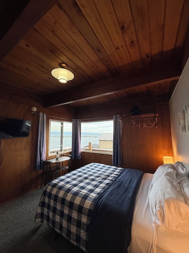 Curley's Resort & Dive Center