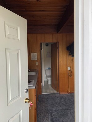 A - 1 Queen w/ Kitchenette | Bathroom | Eco-friendly toiletries, towels