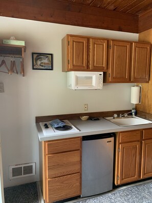 A - 1 Queen w/ Kitchenette | Private kitchen | Fridge, microwave - Curley's Resort & Dive Center (Sekiu)