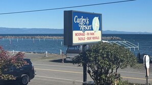 En skylt för Curley's Resort som annonserar för båtplatser, husvagnsplats och uthyrning av fiskeutrustning och båtar.