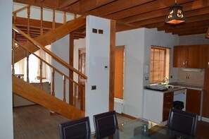 Casa de campo estándar, 3 habitaciones | Zona de estar | Una televisión de pantalla plana