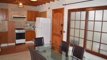 Casa de campo standard, 3 quartos | Cozinha privada | Geladeira, micro-ondas, cooktop, talheres/pratos/utensílios de cozinha