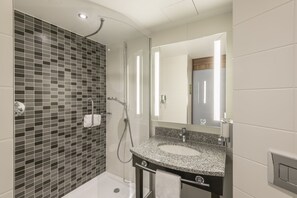Een douche, gratis toiletartikelen, een haardroger, handdoeken
