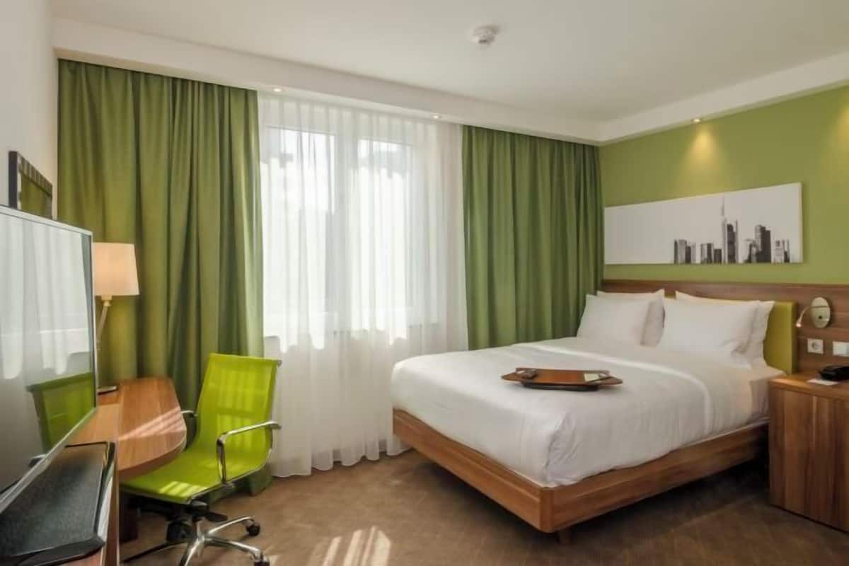 Hypo-allergenic bedding, in-room safe, desk, soundproofing