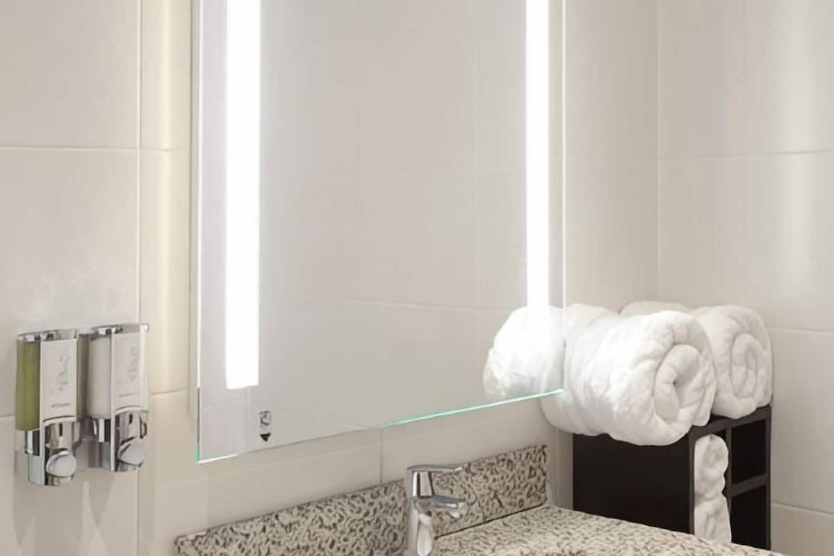 Douche, articles de toilette (gratuits), serviettes fournies