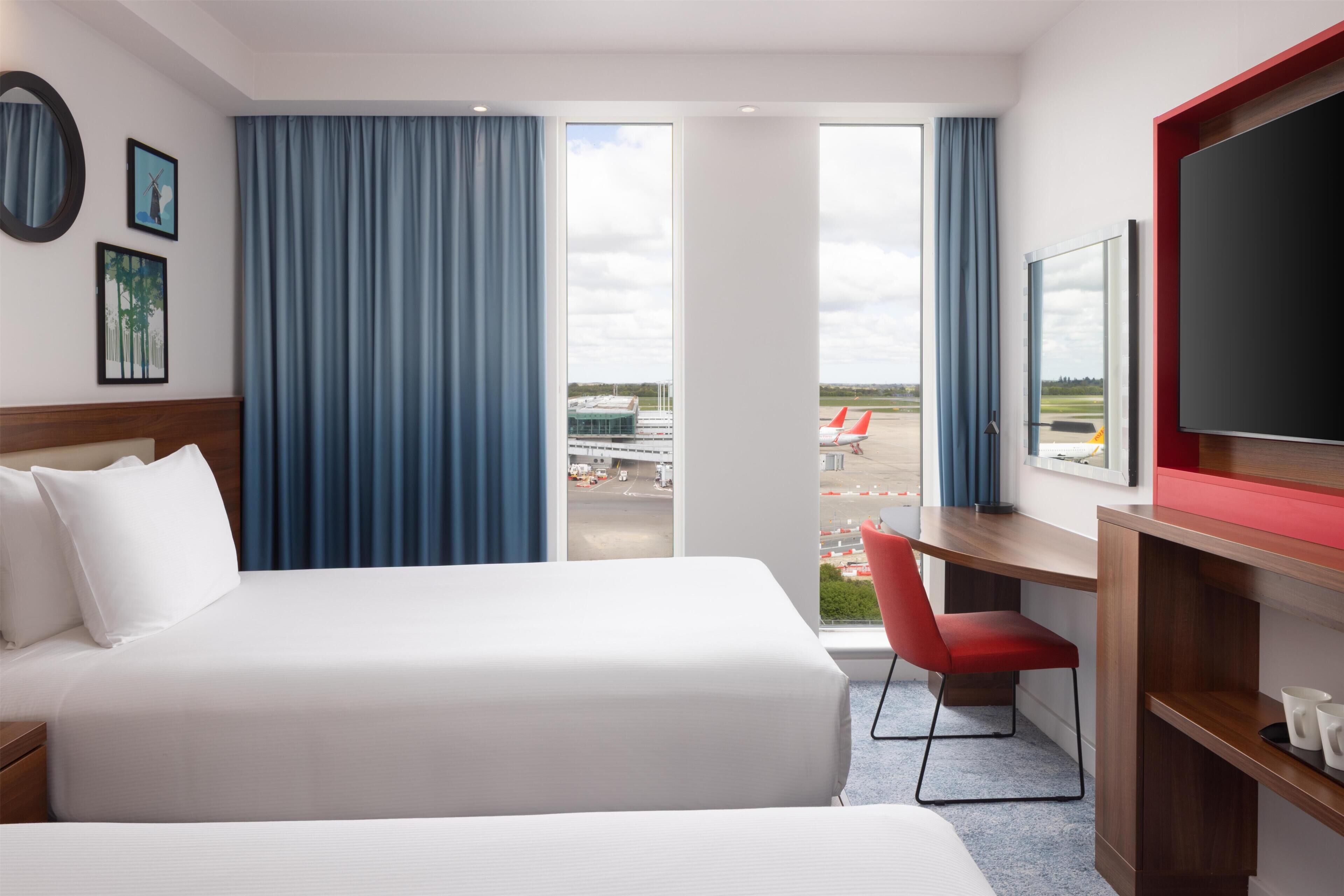 Twin Room, Non Smoking | Hypo-allergenic bedding, in-room safe, desk, free cribs/infant beds