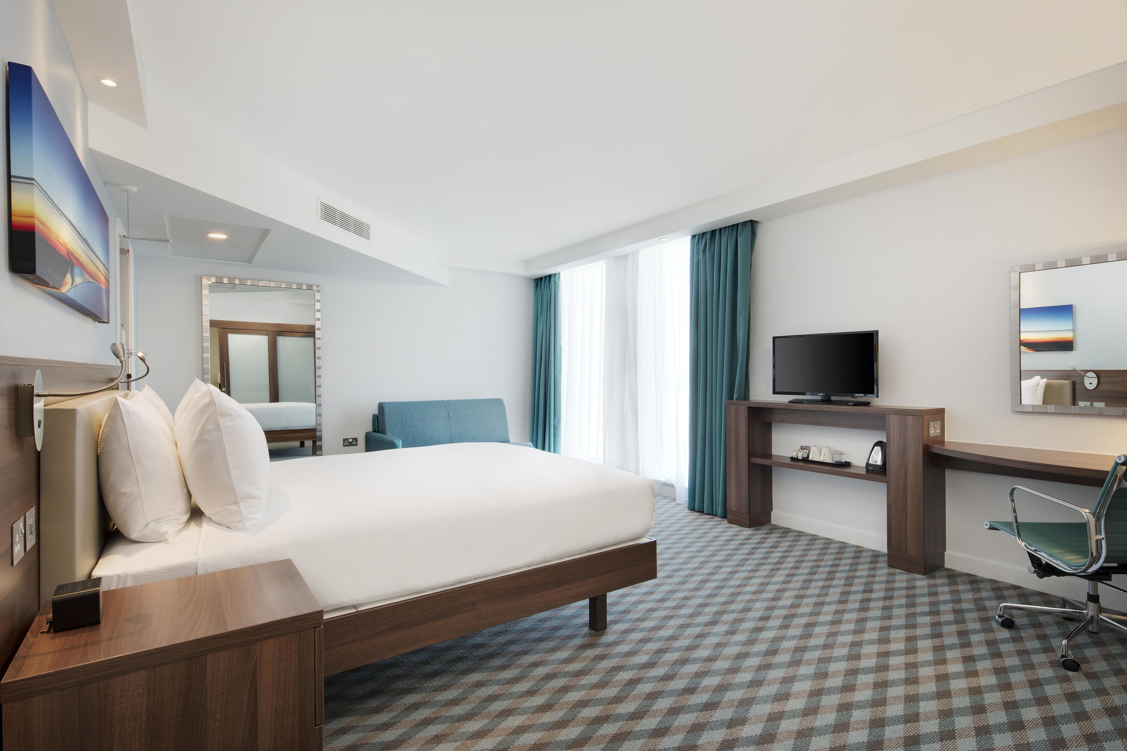 room, 1 queen bed, accessible, non smoking | hypo-allergenic bedding, in-room safe, desk, free cots/infant beds