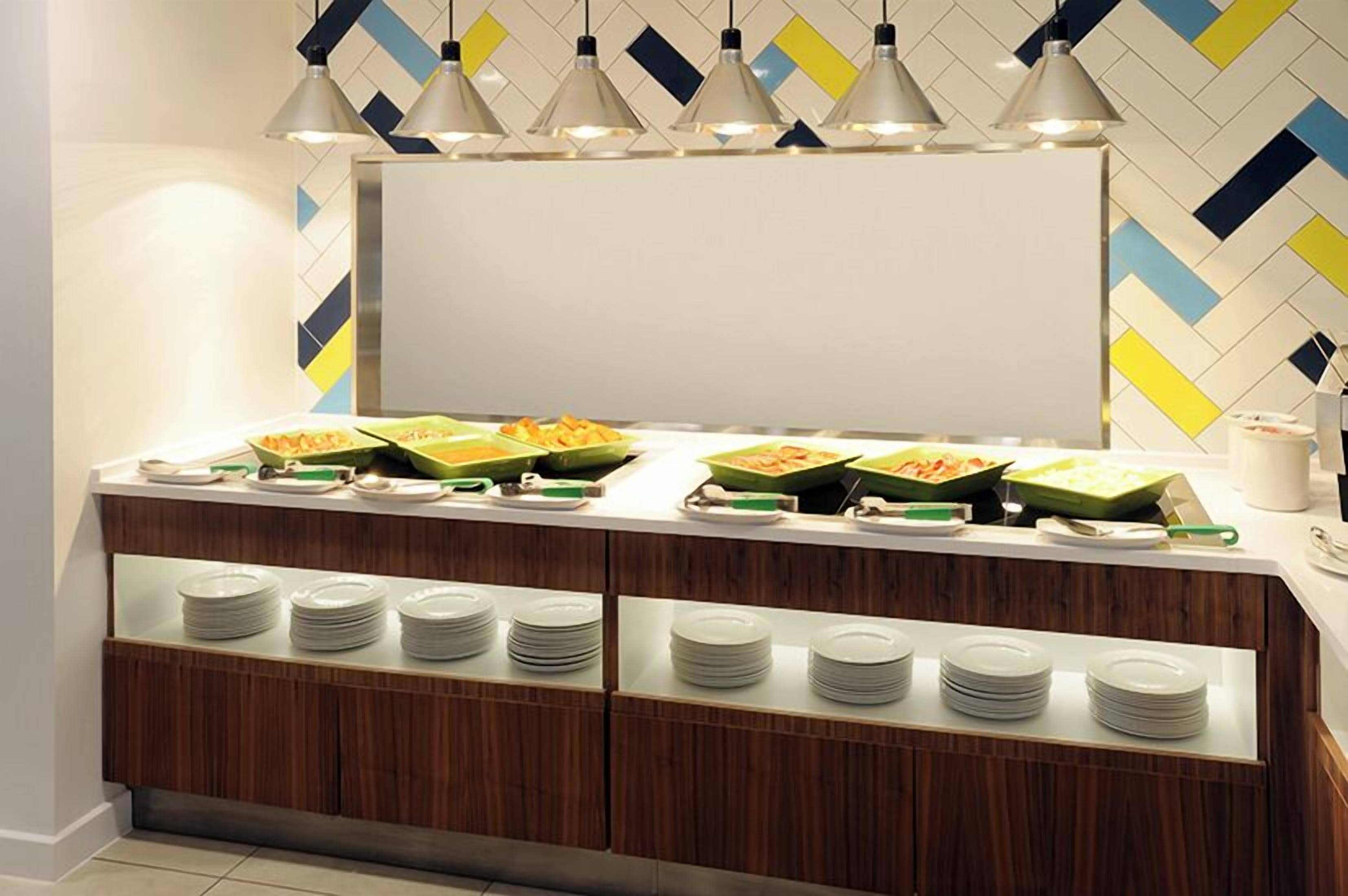 Café da manhã com buffet grátis todos os dias