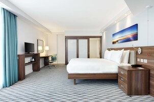 Roupas de cama antialérgicas, cofres nos quartos, escrivaninha