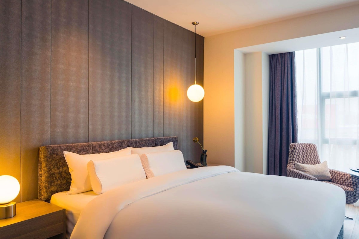 Habitación estándar, 1 cama King size | Ropa de cama de alta calidad, edredón y camas con pillow-top