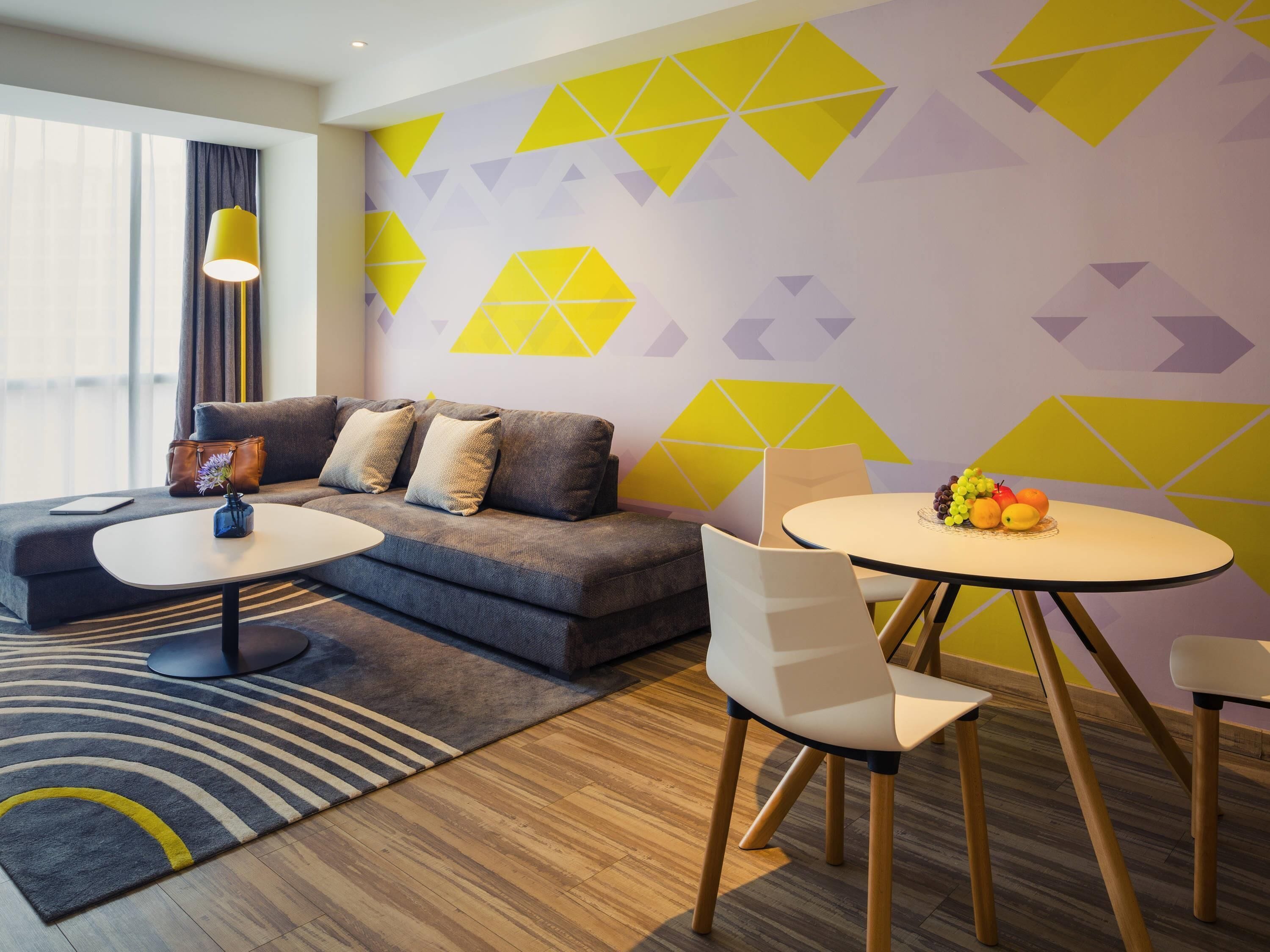 Phòng Suite Deluxe, 1 giường cỡ king | Bộ đồ giường cao cấp, chăn bông, nệm có lớp đệm bông 