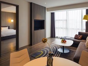 Deluxe Suite, 1 King Bed | 1 bedroom, premium bedding, down comforters, pillowtop beds