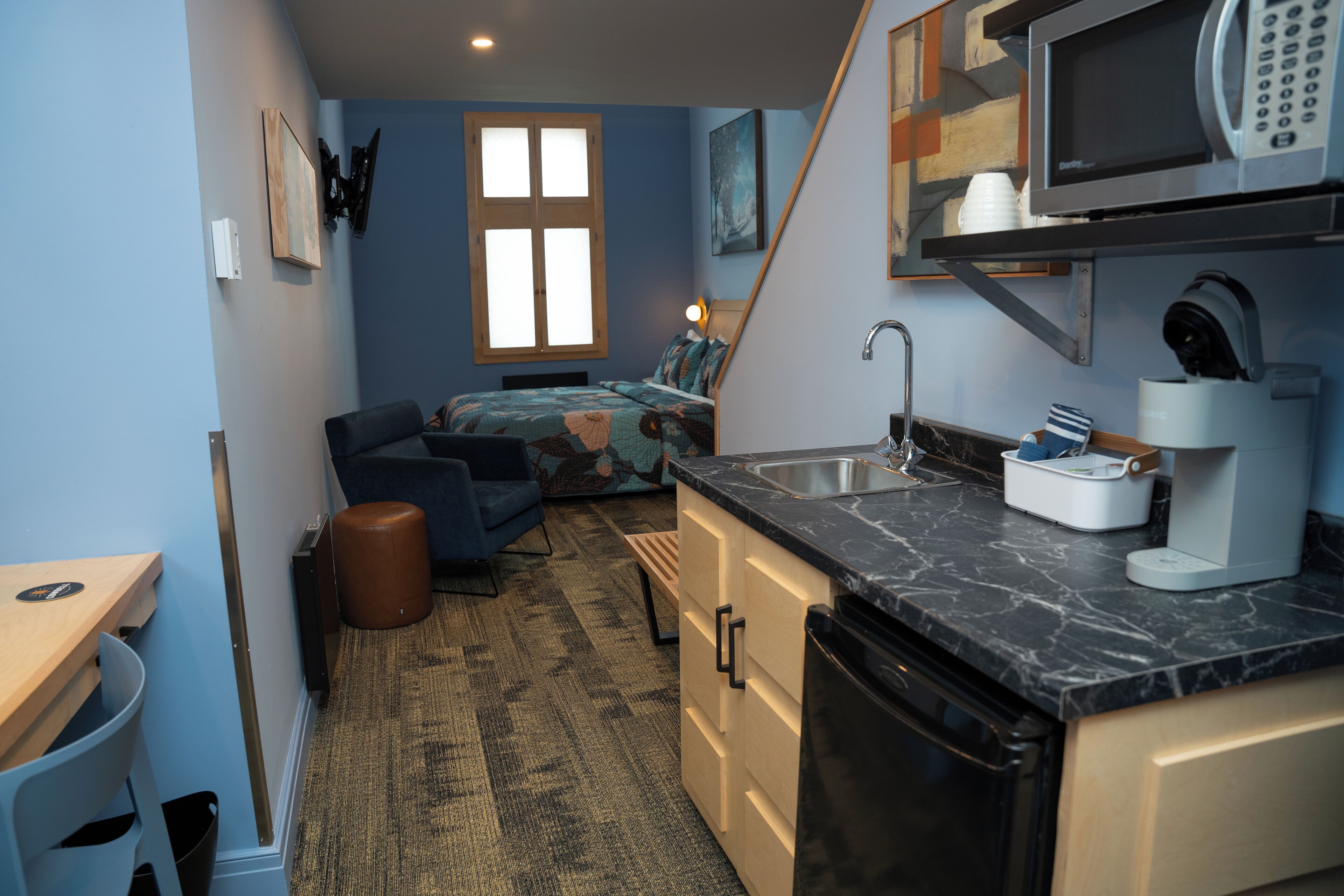 standard bi-level loft (1 king & 1 single) | living area | plasma tv, fireplace