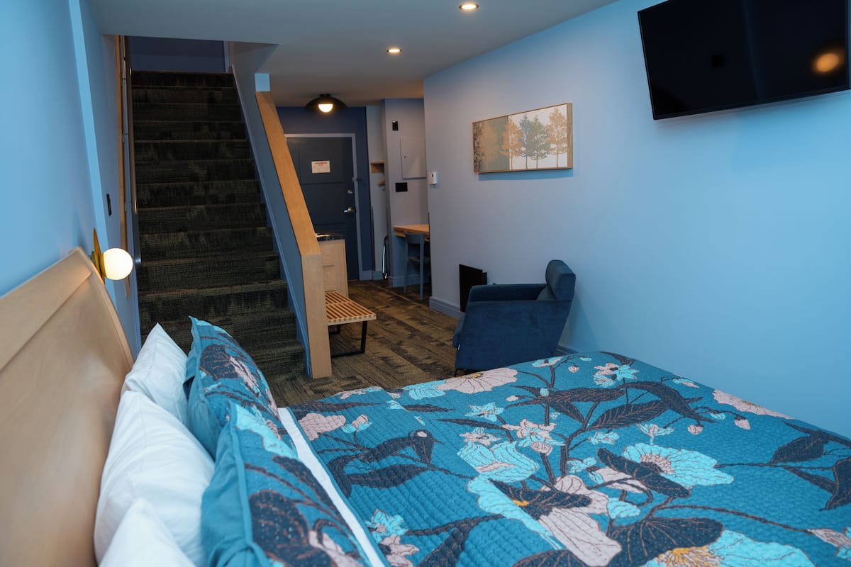 Standard Bi-Level Loft (1 King & 1 Single) | Desk, iron/ironing board, free WiFi, bed sheets