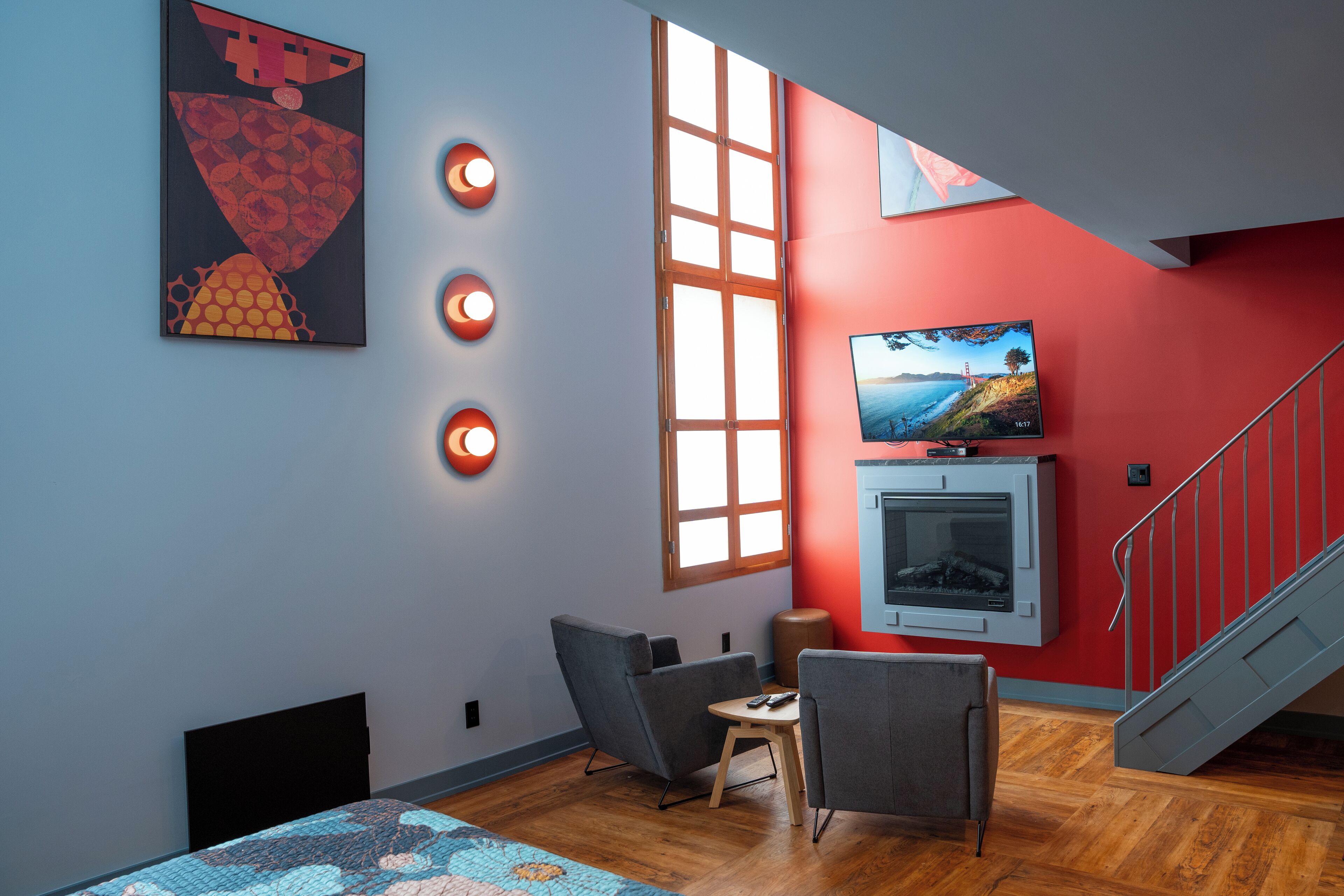 executive loft, jetted tub (2 kings) | living area | plasma tv, fireplace