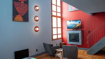 Executive Loft, Jetted Tub (2 Kings) | Living area | Plasma TV, fireplace