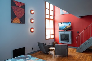 Executive Loft, Jetted Tub (2 Kings) | Living area | Plasma TV, fireplace