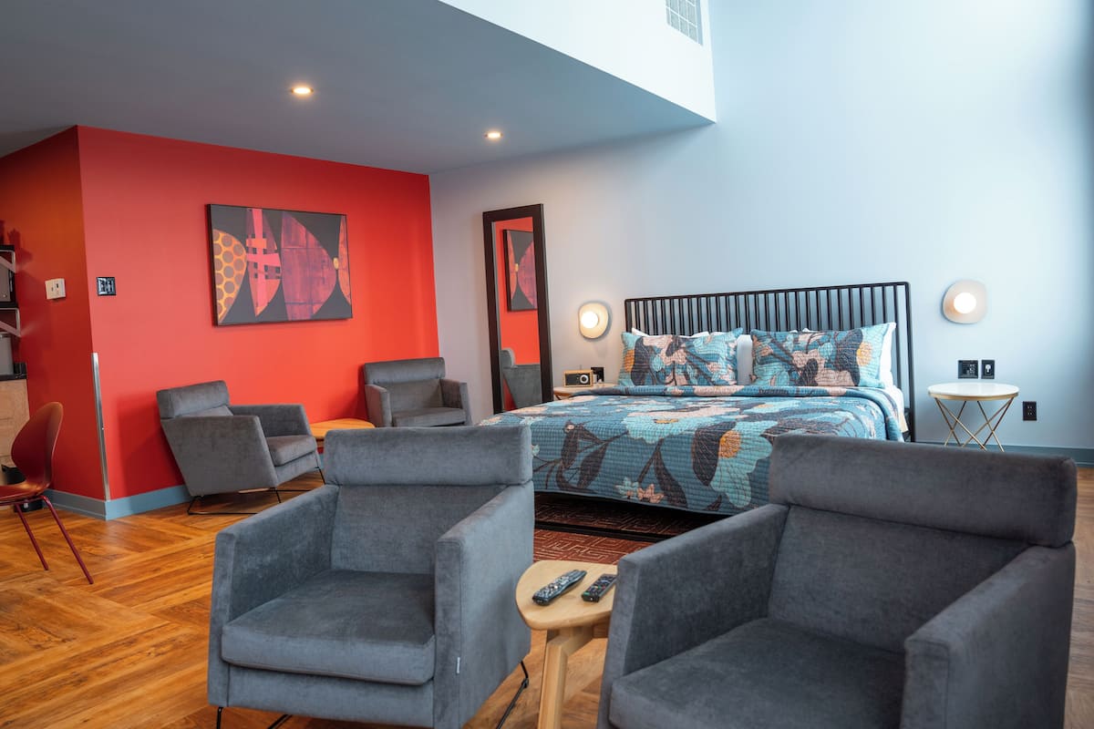 Executive Loft, Jetted Tub (2 Kings) | Desk, iron/ironing board, free WiFi, bed sheets