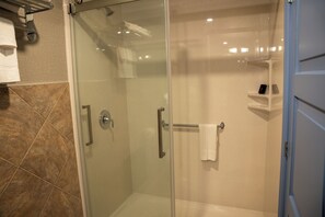 Standard Bi-Level Loft (1 King & Sofa Bed) | Bathroom | Shower, free toiletries, towels - Bentley's Inn (Stratford)