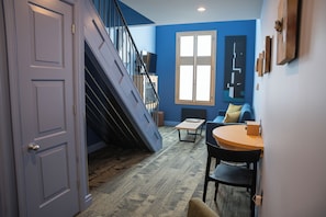 Standardrum (2 Singles & Sitting Area) | Vardagsrum | Plasma-tv och eldstad