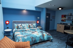 Standaard kamer (1 King & 2 Singles) | Een bureau, een strijkplank/strijkijzer, gratis wifi, beddengoed