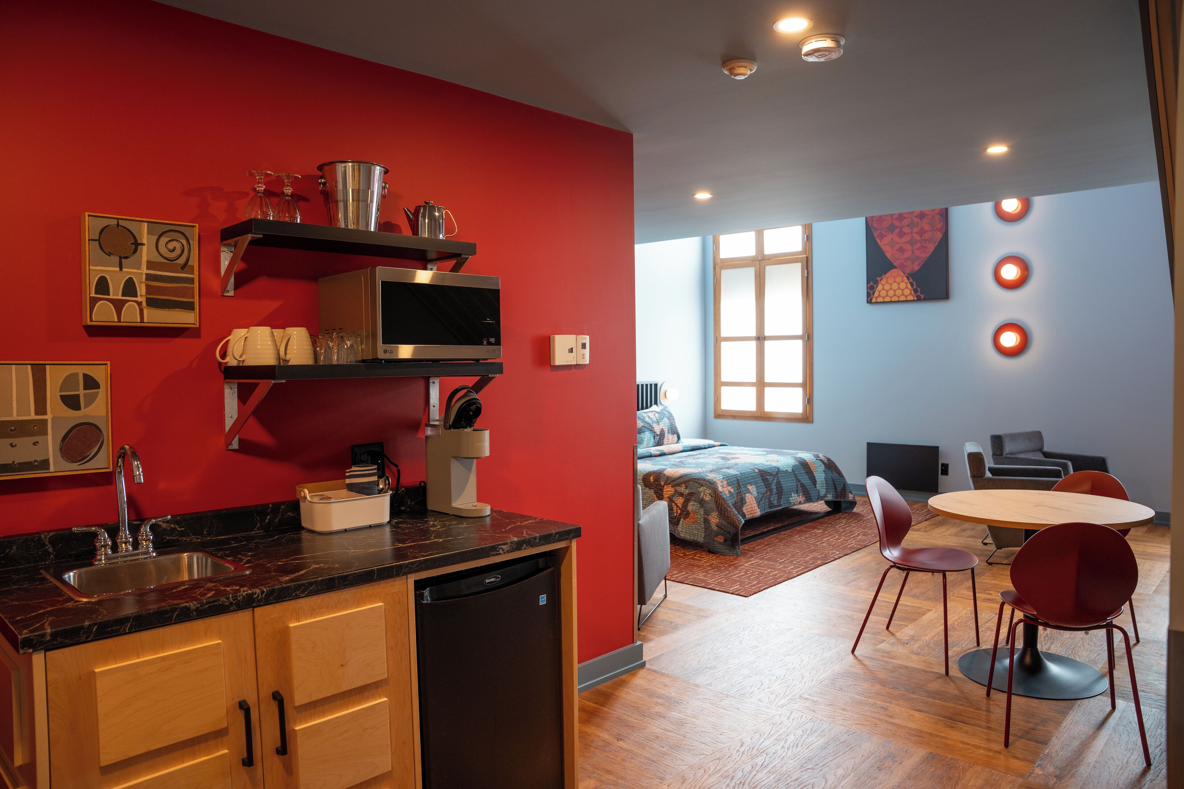 executive loft, jetted tub (2 kings) | desk, iron/ironing board, free wifi, bed sheets