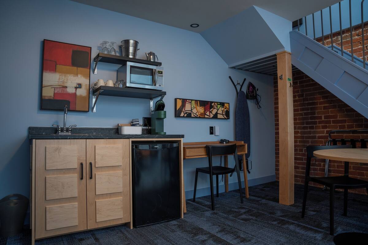 standard bi-level loft (1 king & 2 singles) | living area | plasma tv, fireplace