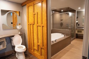 Executive Loft, Jetted Tub (2 Kings) | Bathroom | Shower, free toiletries, towels - Bentley's Inn (Stratford)