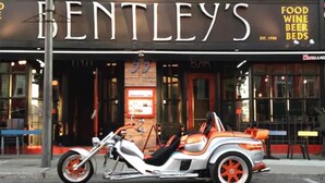 Un restaurant appelé « Bentley’s », avec une façade classique en briques et des volets bleus.