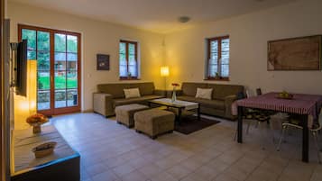 Comfort-Apartment, 3 Schlafzimmer | Wohnbereich | Flachbildfernseher