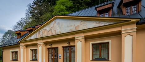 Vista frontal de la propiedad