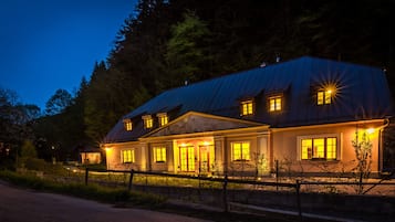 Fachada de la propiedad por la tarde o noche