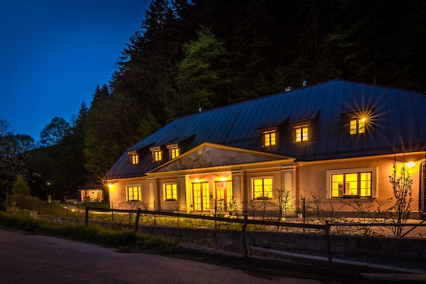 Fassade der Unterkunft – Abend/Nacht