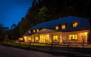 Fassade der Unterkunft – Abend/Nacht