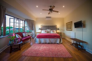 In-room safe, desk, laptop workspace, blackout drapes - Boutique Villa Guesthouse (Cape Town)