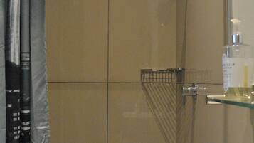Family House, 3 Bedrooms | Bathroom | Shower, rainfall showerhead, free toiletries, towels
