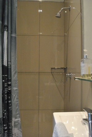 Familjehus - 3 sovrum | Badrum | Dusch, regndusch, gratis toalettartiklar och handdukar