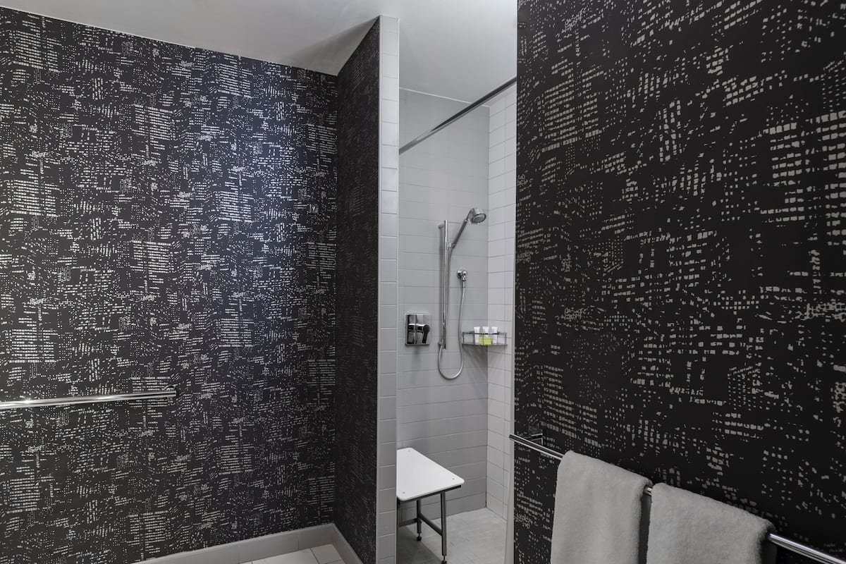 Duschwanne, kostenlose Toilettenartikel, Haartrockner, Bademäntel