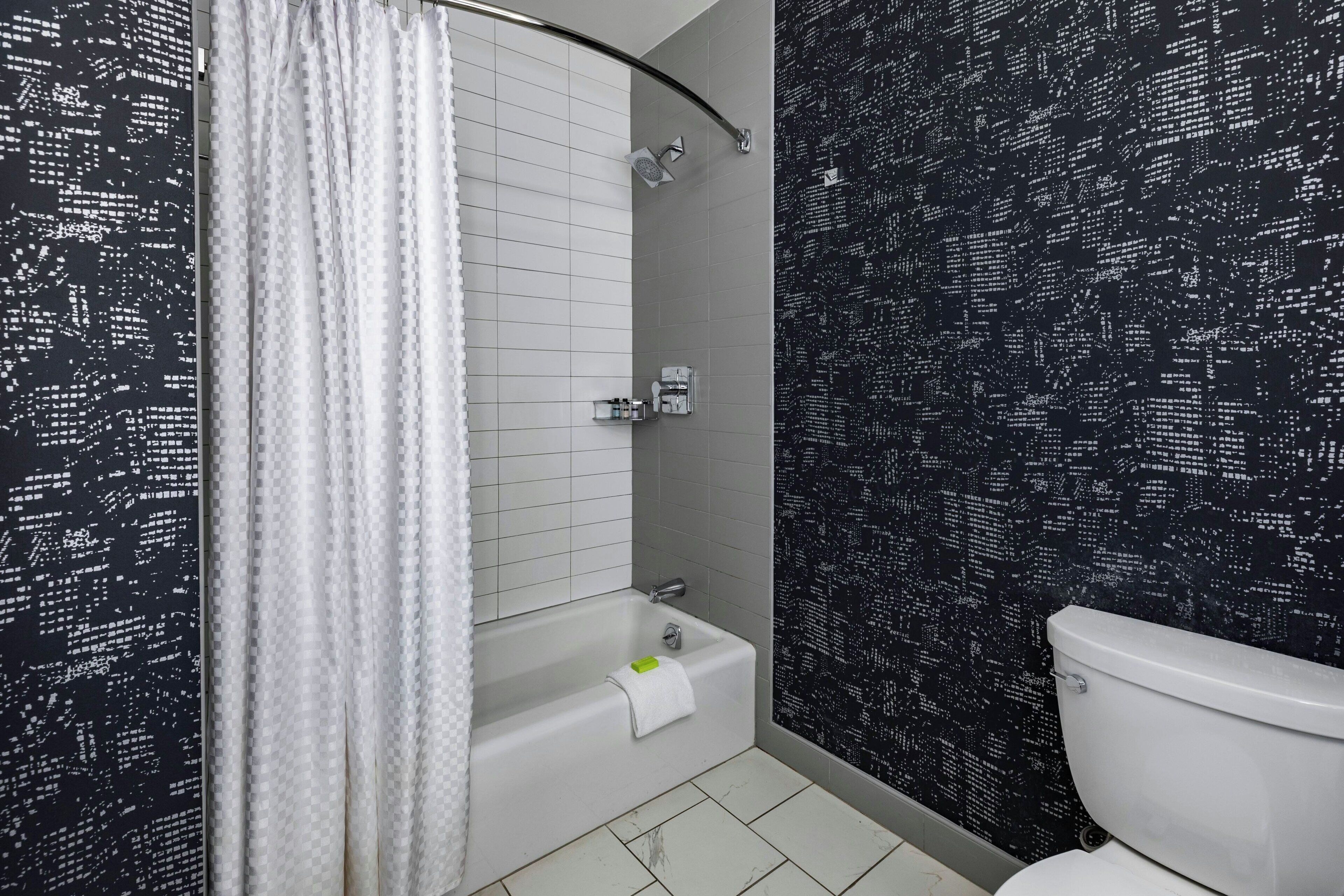 Un baño con ducha, bañera e inodoro.