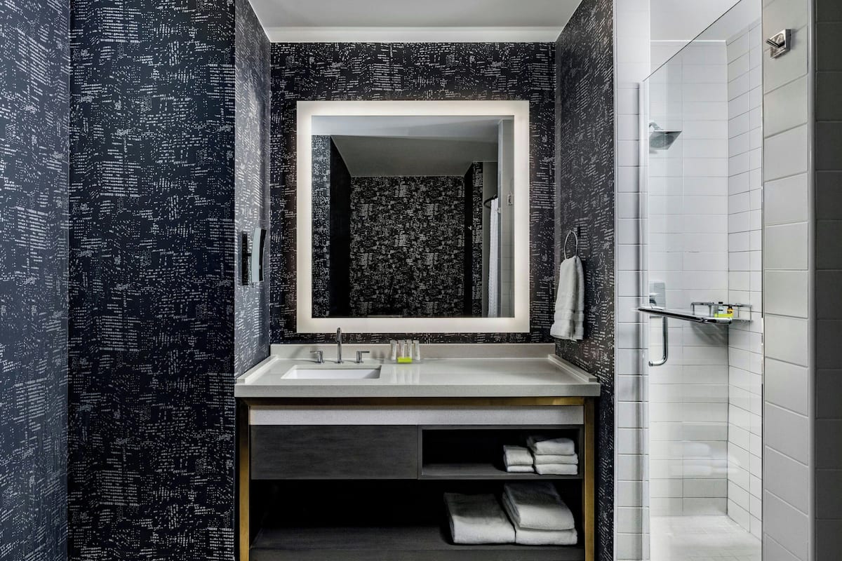 Duschwanne, kostenlose Toilettenartikel, Haartrockner, Bademäntel