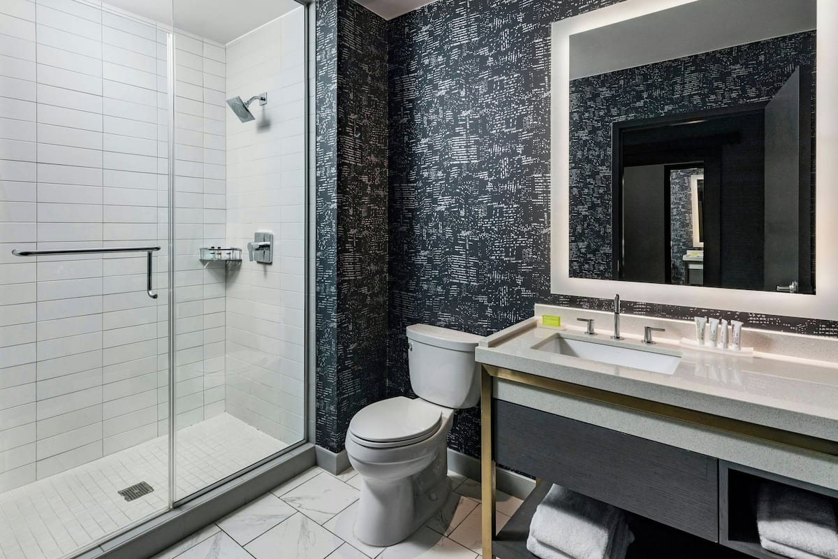 Duschwanne, kostenlose Toilettenartikel, Haartrockner, Bademäntel