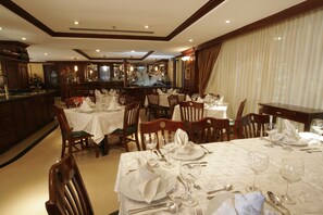 4 restaurantes, se sirven desayunos, comidas, cenas y pizza